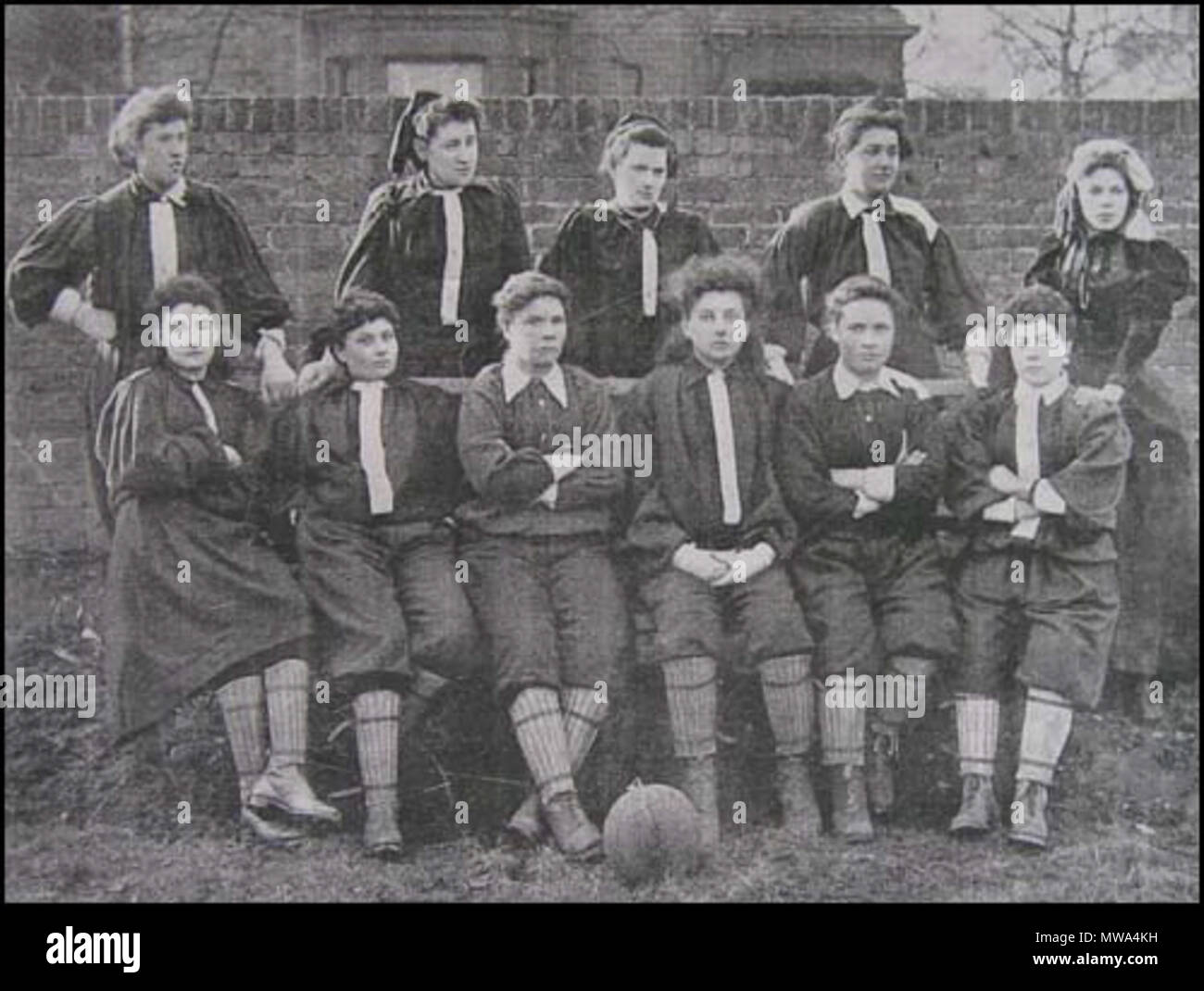 . L'équipe de nord de Londres, le 23 mars 1895. Debout : Lily Lynn, Nettie Honeyball, Williams, Edwards, Ide. Assises : Compton, F. B. Fenn, Nellie Gilbert, P. Smith, Rosa Thiere, Biggs. 1895. Inconnu 98 British Ladies Football Club Banque D'Images