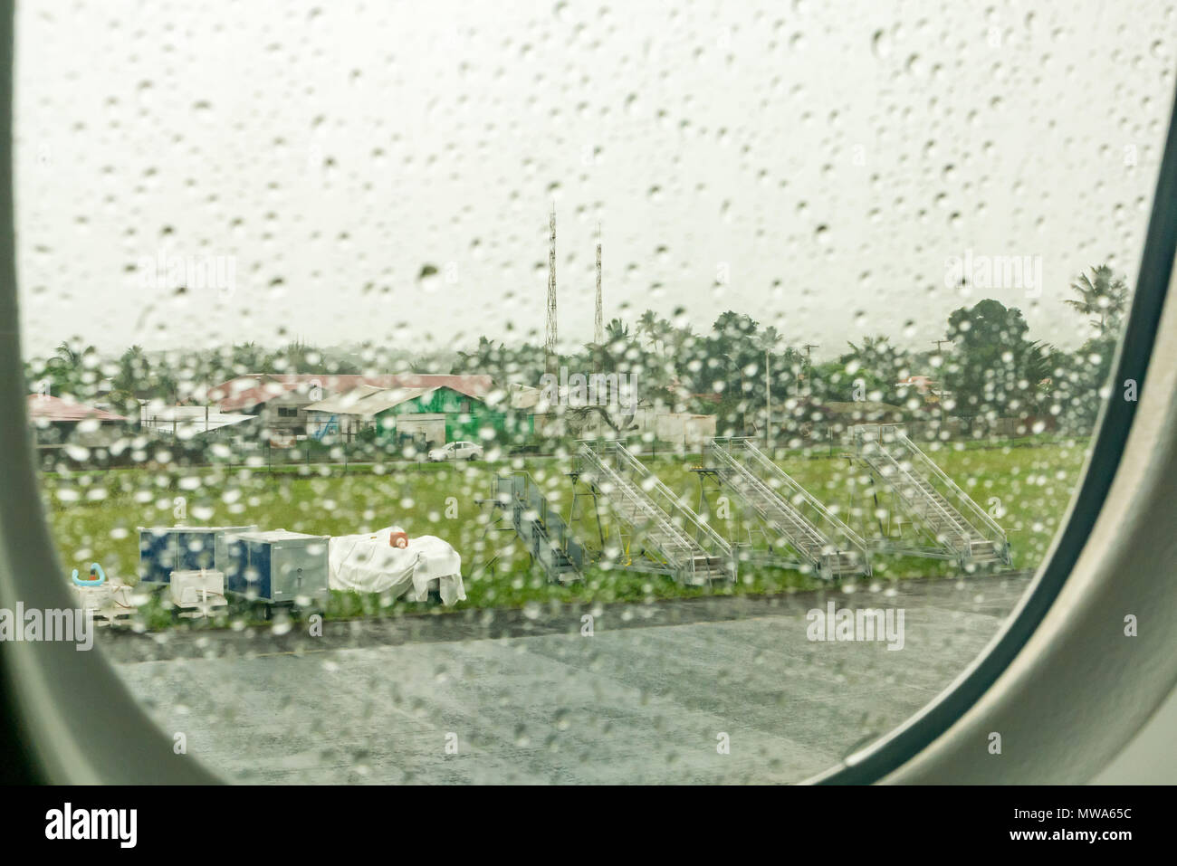 Vue à travers la fenêtre humide de l'avion avec des gouttes de pluie de la piste de l'aéroport international de Mataveri, île de Pâques Banque D'Images
