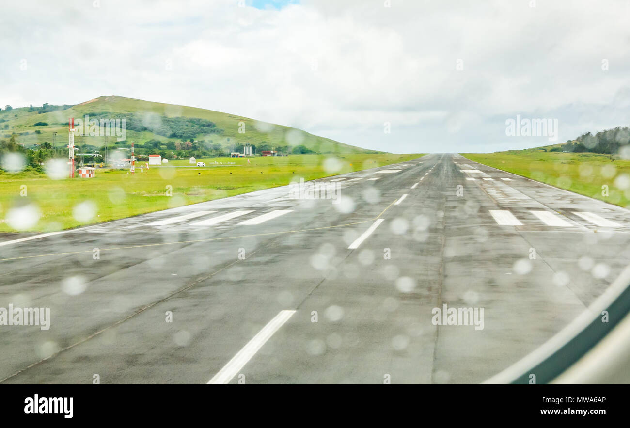 Vue à travers la fenêtre de l'avion avec la piste de l'aéroport international de Mataveri, île de Pâques, Chili Banque D'Images