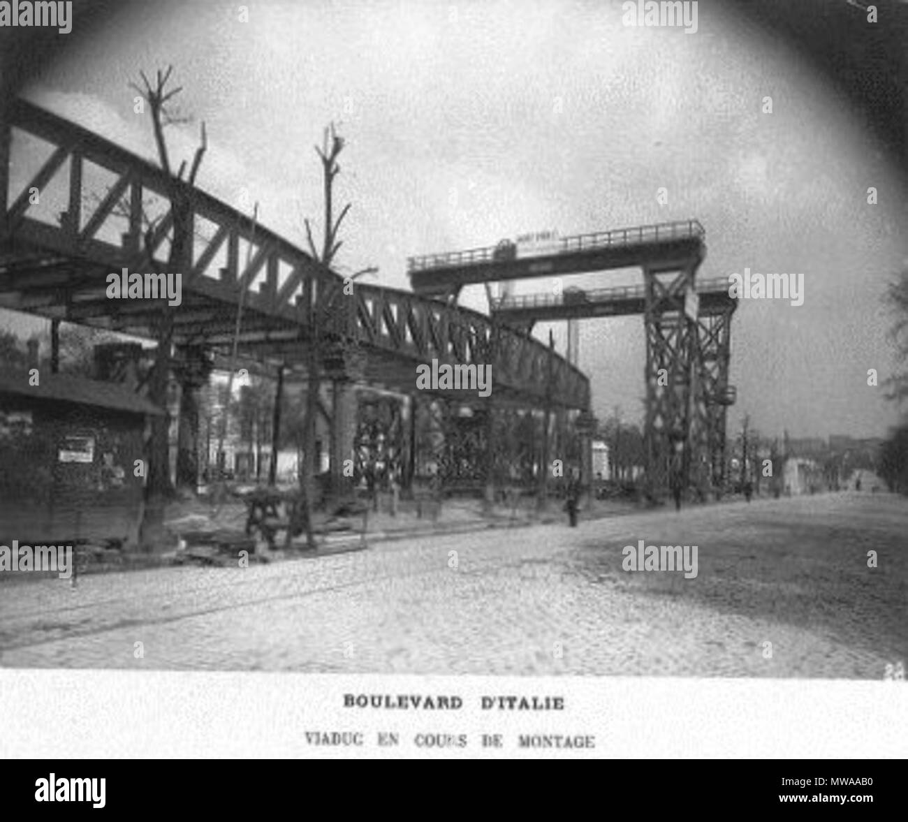 . Français : Construction du chemin de fer métropolitain municipal de Paris. Boulevard d'Italie, le viaduc en cours de montage. [Cote : PH451A] . 13 mai 1903. Autres noms de l'Union photographique française UPF contrôle d'autorité : Q16682007 141 Construction de la ligne 6 - Boulevard d'Italie Banque D'Images