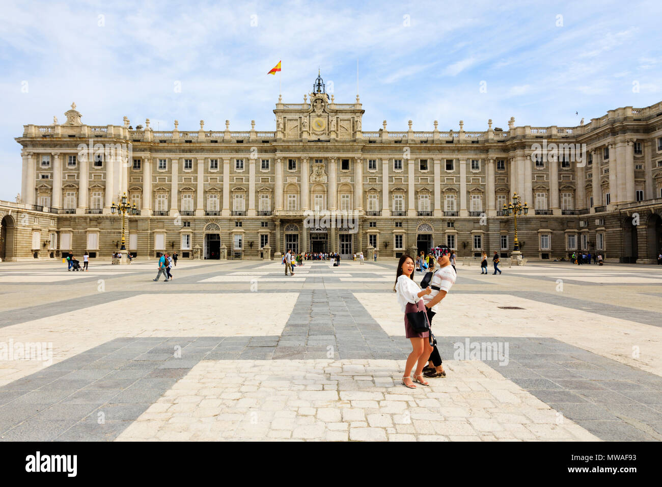 Jeune couple de touristes chinois pour les selfies à Palais Royal Palacio Real de Madrid. résidence officielle de la famille royale espagnole. Calle de Ba Banque D'Images