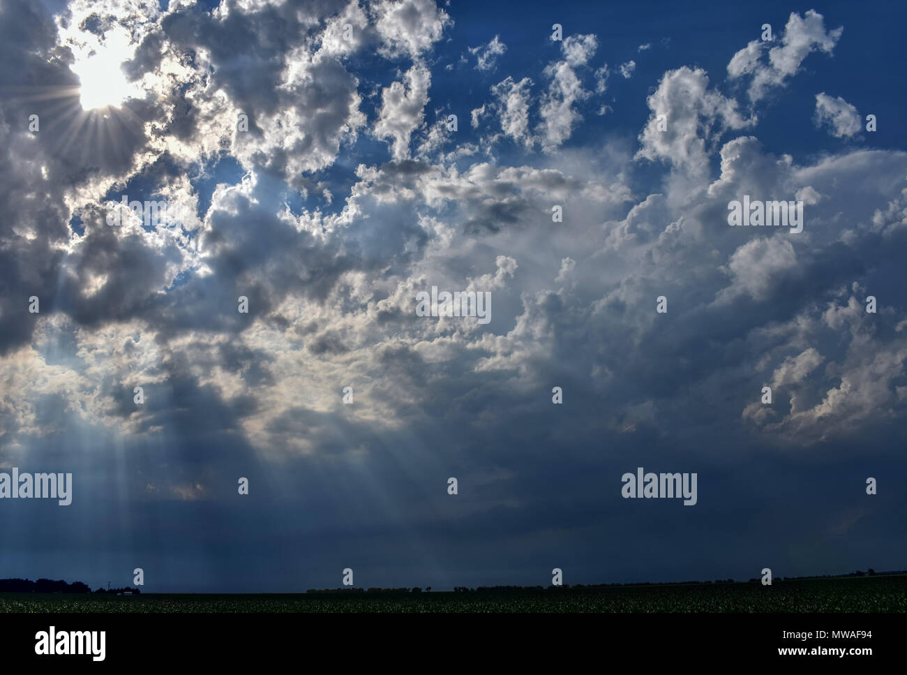 Juste avant l'orage le soleil rayons tire à travers les nuages Banque D'Images