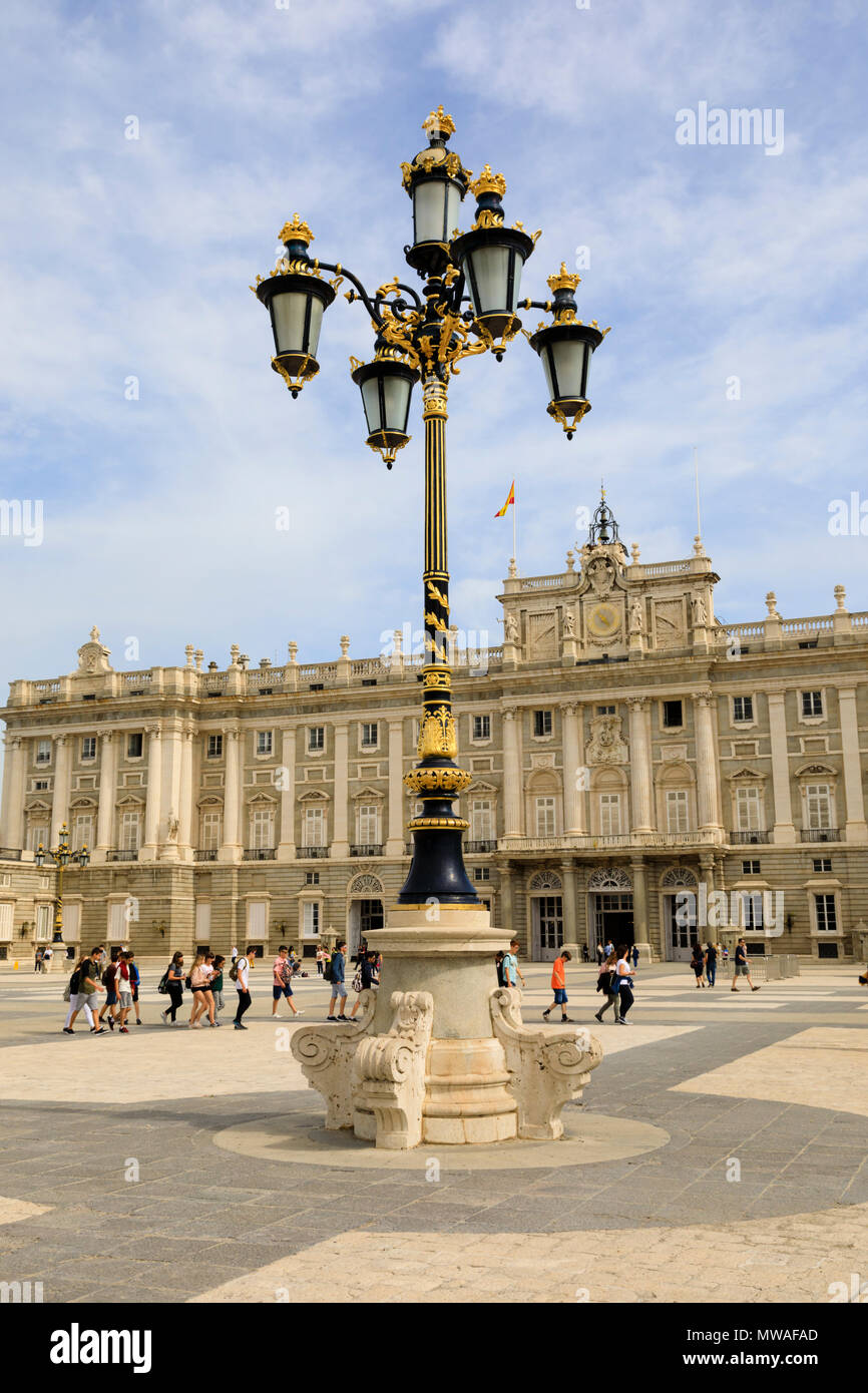 Détail d'un lampadaire dans la cour du Palais Royal Palacio Real de Madrid. résidence officielle de la famille royale espagnole. Calle Bailen, Mad Banque D'Images
