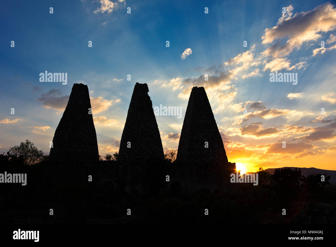 Le soleil se couche derrière le 16ème siècle les fonderies ou HORNOS au Santa Brigida MINE - MINÉRAL DE POZOS, MEXIQUE Banque D'Images