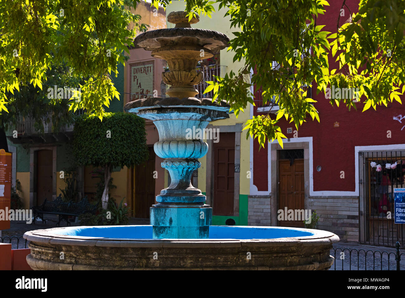 Fontaine dans une cour - Guanajuato, Mexique Banque D'Images