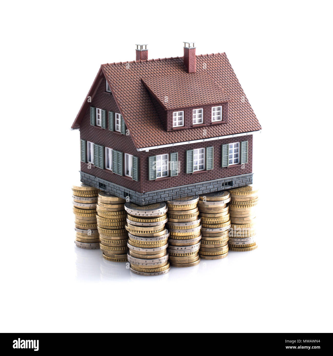 Maison modèle avec des piles de trésorerie comme foundation : Placements, prêts et immobilier concept Banque D'Images