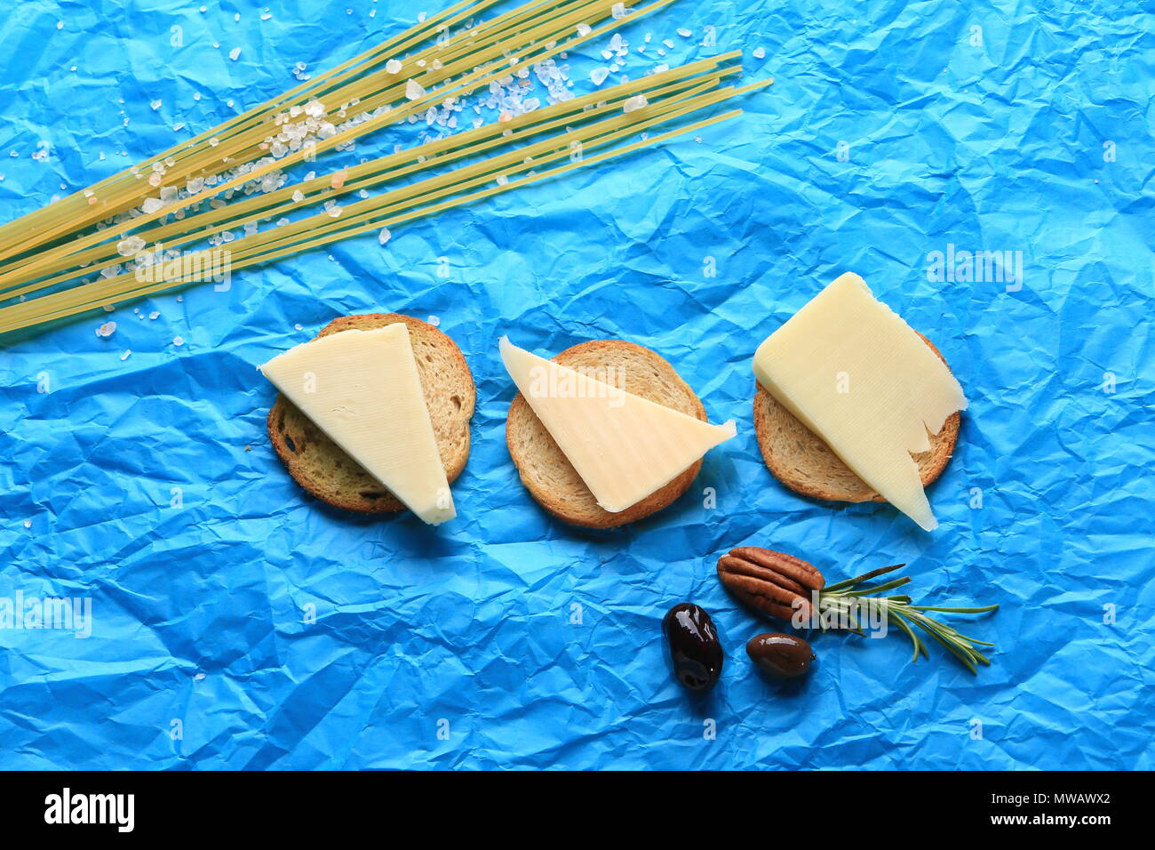 Tranches de fromage sur le dessus des tranches de pain Banque D'Images