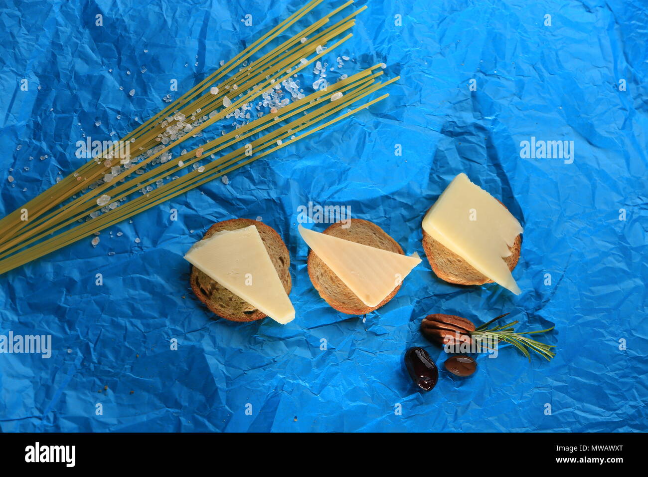 Tranches de fromage sur le dessus des tranches de pain Banque D'Images
