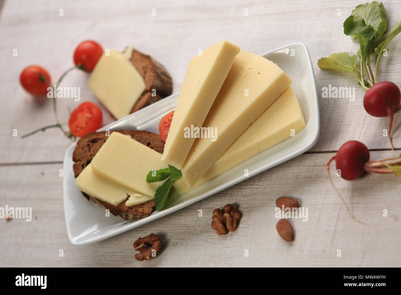 Les tranches de fromage avec tomates sur le côté Banque D'Images
