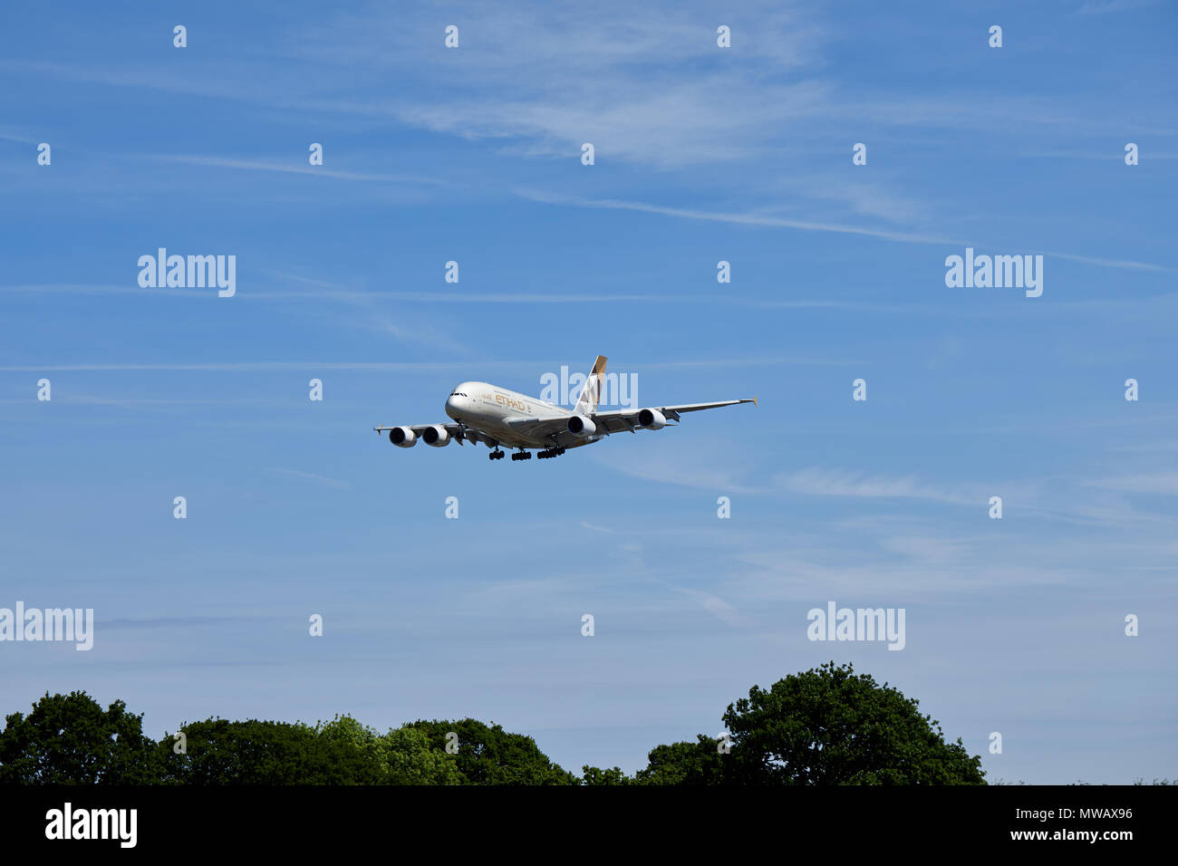 Etihad Airways Airbus A380-800 aircraft, numéro d'enregistrement A6-APB, approche d'un atterrissage à l'aéroport de Heathrow.A380-861 Banque D'Images