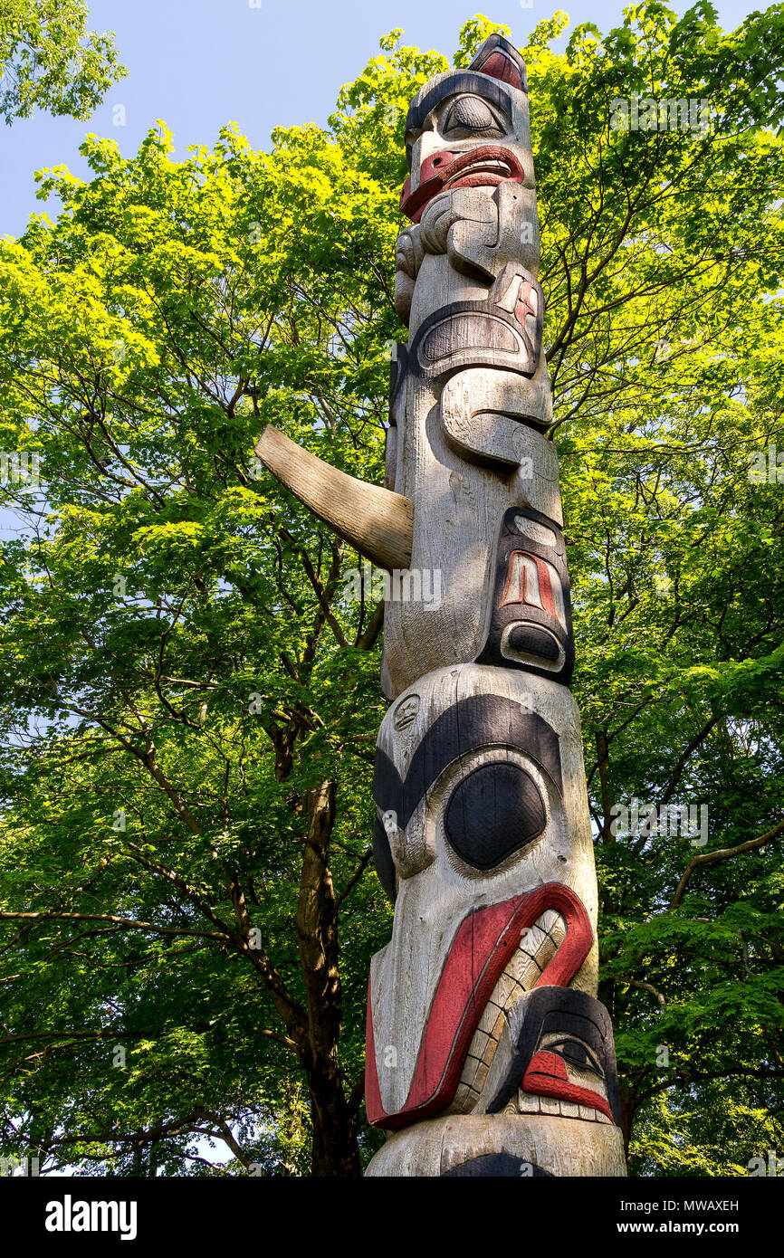 Totem en parc Nordnes, Bergen, Norvège. Un cadeau de ville soeur Seattle en 1970 pour les 900 ans de Bergen. Banque D'Images