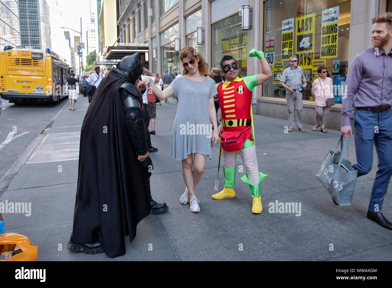Une belle pose avec les touristes les amuseurs publics sur la 42e Rue au large de Times Square à Manhattan, New York. Banque D'Images