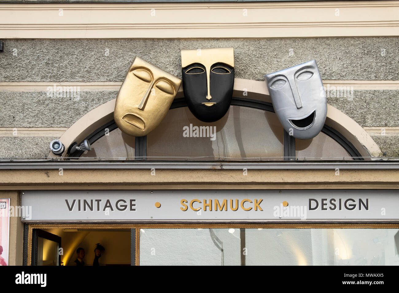 Le signe à côté d'un joaillier à Salzburg en utilisant le mot allemand pour bijoutier qui est l'American Yiddish terme péjoratif pour quelqu'un qui est Banque D'Images