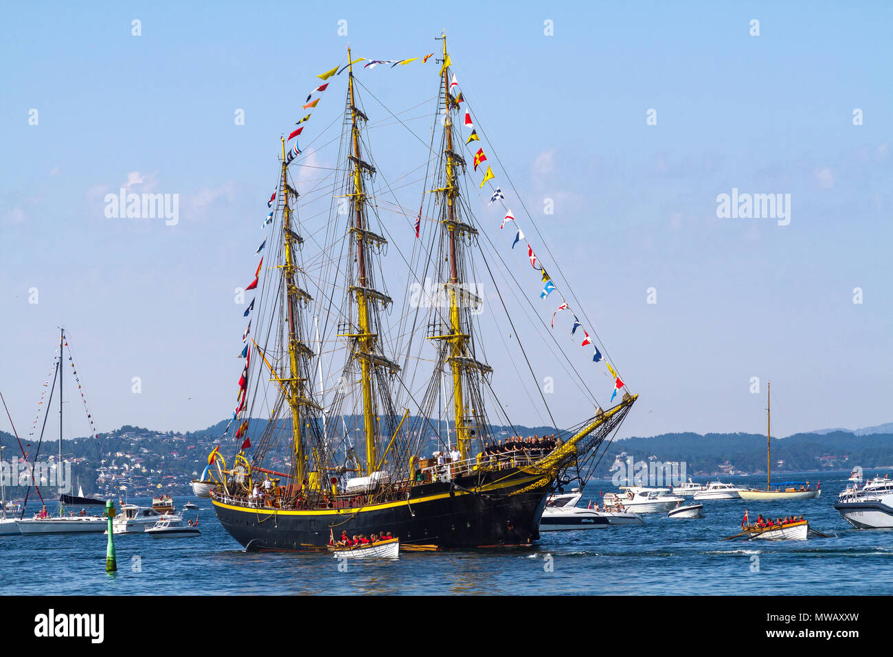 Course des grands voiliers 2014 Bergen, Norvège. L 'sailship danois Georg Stage' entrer dans port de Bergen, au milieu d'une flotte d'accueillir de petits bateaux. Banque D'Images