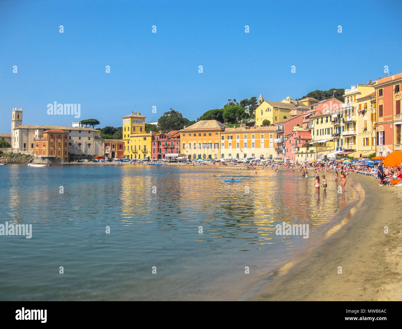 Sestri Levante, ligurie, italie - circa Juin 2010 : la plage spectaculaire de la baie de silence avec des maisons qui se reflètent dans la mer. Célèbre station balnéaire italienne. Banque D'Images