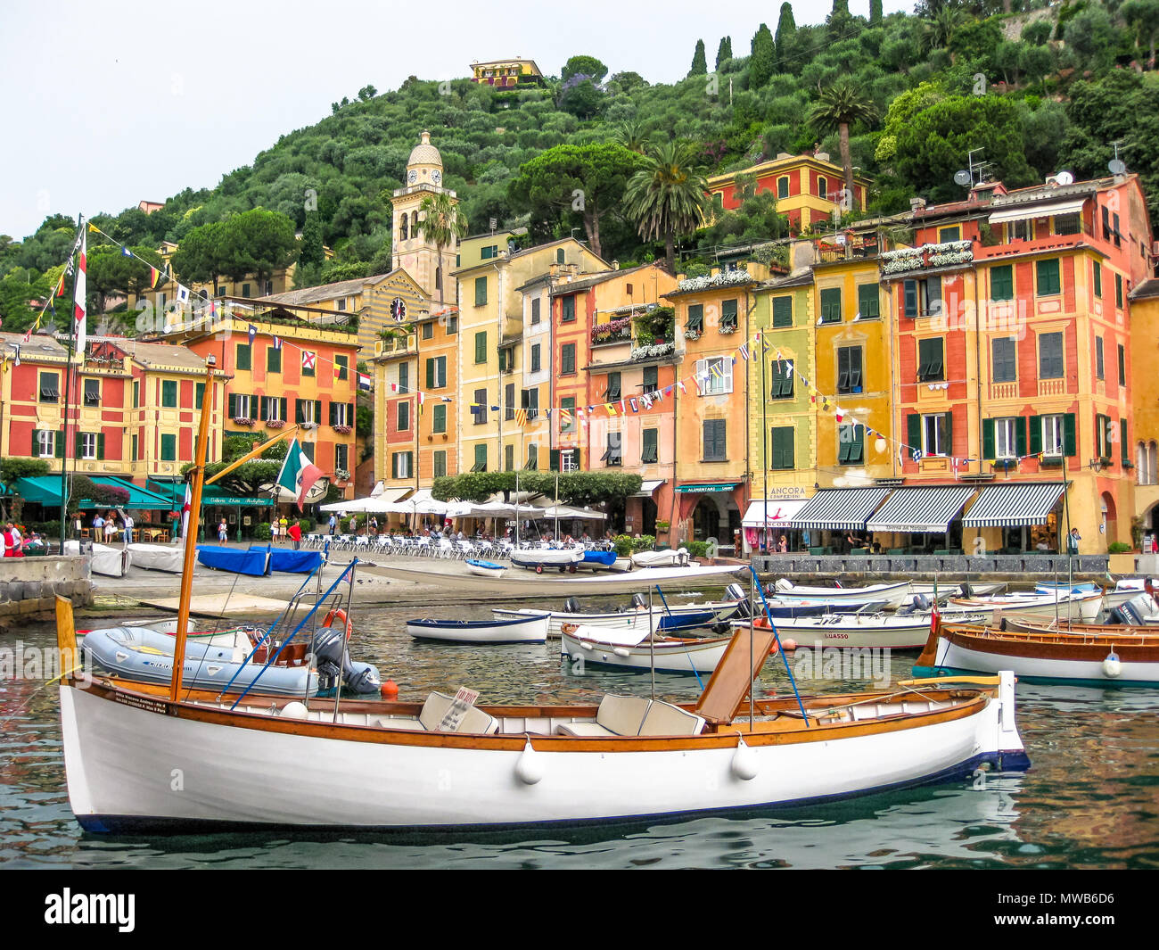 Portofino, ligurie, italie - circa Juin 2010 : panorama du port pittoresque et de luxueux yachts de Portofino, dans la célèbre station de vacances et village de pêcheurs italiens, province de Gênes , Italie. Banque D'Images