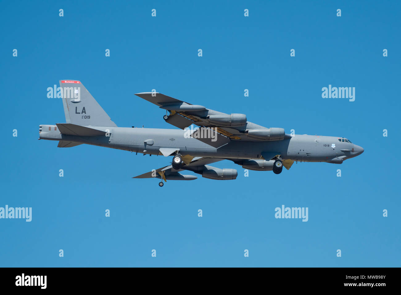 BOSSIER CITY, Louisiane, U.S.A.- 30 mai 2018 : U.S. Air Force un bombardier B-52 se prépare à atterrir à base aérienne de Barksdale. Banque D'Images