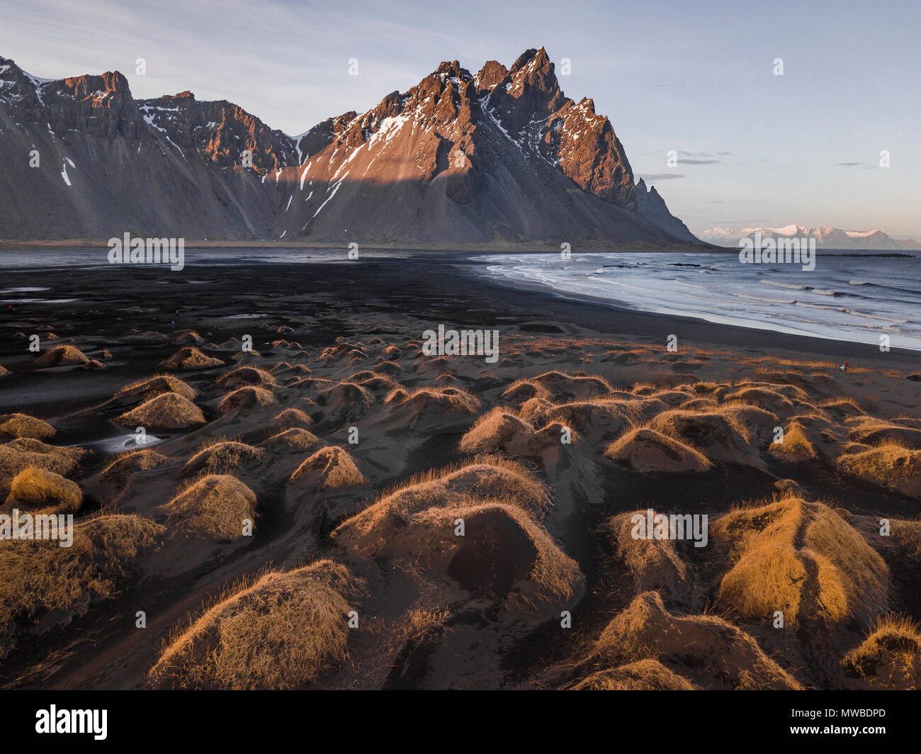 Plage de sable noir, couvert de pierres, montagnes, Klifatindur Kambhorn Eystrahorn et pointe, Klifatindur Stokksnes, massif Banque D'Images