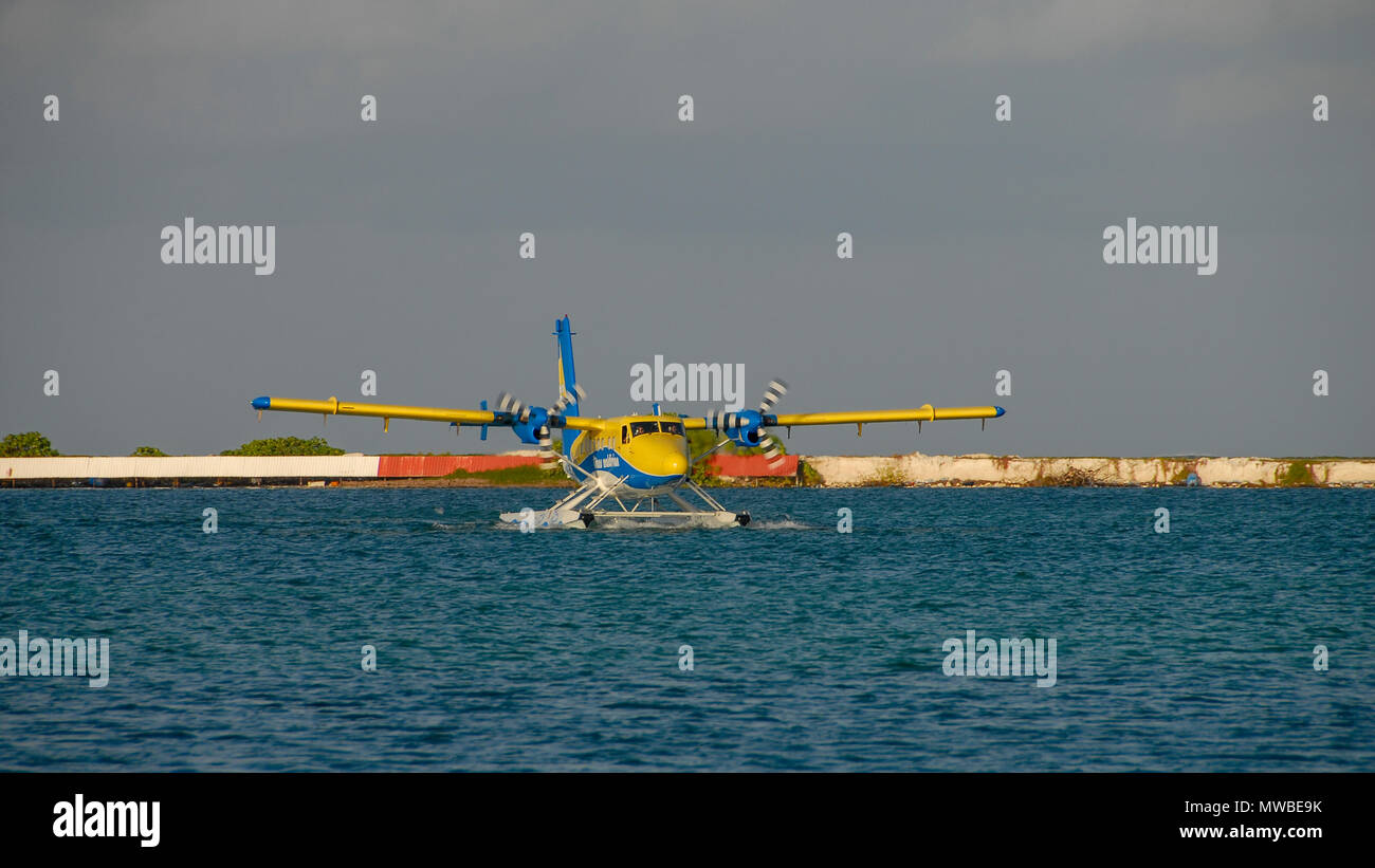 Voir des Maldives de seaplaned la Maldivian Air Taxi compagnie de Malé, voir d'Air Taxi maldivien hydravion de loutres de mer dans les Maldives, l'Océan Indien. Banque D'Images