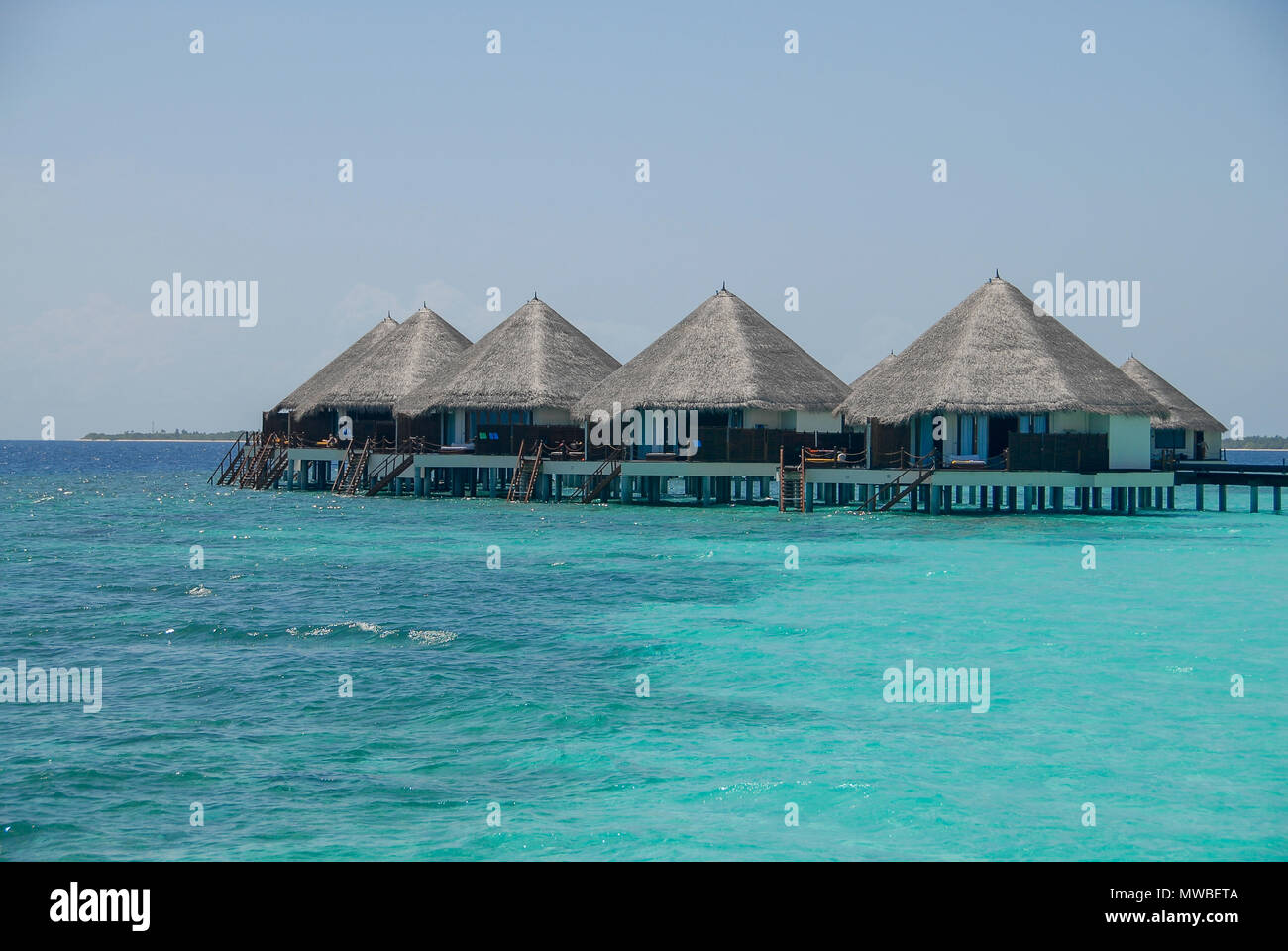 Voir des Maldives de seaplaned la Maldivian Air Taxi compagnie de Malé, voir des jetées, quais et chalets sur Meedhapparu Island resort, Maldives, dans Banque D'Images