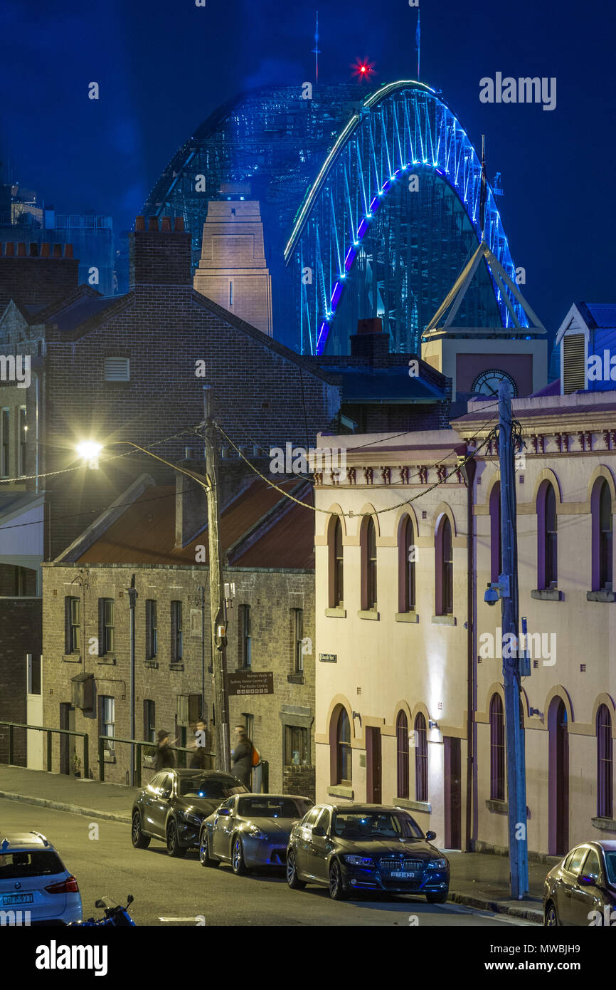 Un éclairage spécial orne l'arc de Sydney Harbour Bridge, vu au-dessus des toits des maisons historiques et des roches quartier, dans le cadre de la '2017 Vivid Sydney' festival. L'événement annuel populaire, qui a eu lieu sur les rives du port de Sydney et précédemment connu sous le nom de Vivid Festival, se déroule du 26 mai au 17 juin 2017. Banque D'Images