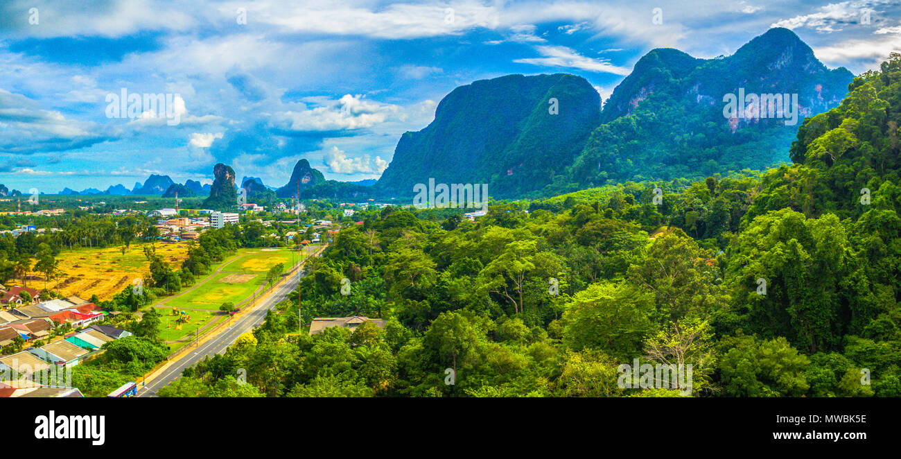 Beau temps et tout à fait à Phang Nga city ont de grandes montagnes et grottes autour de la ville de Phang Nga. La province de Phang Nga a beaucoup de belles îles en Thaïlande Banque D'Images