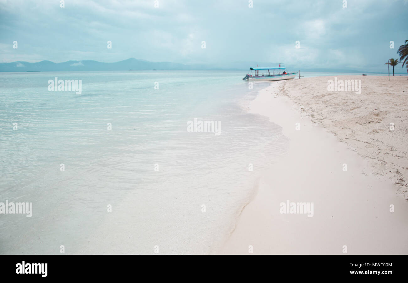 Voile sans rouler sur une plage de sable blanc sur l'une des Caraïbes îles San Blas au large de la côte du Panama Banque D'Images