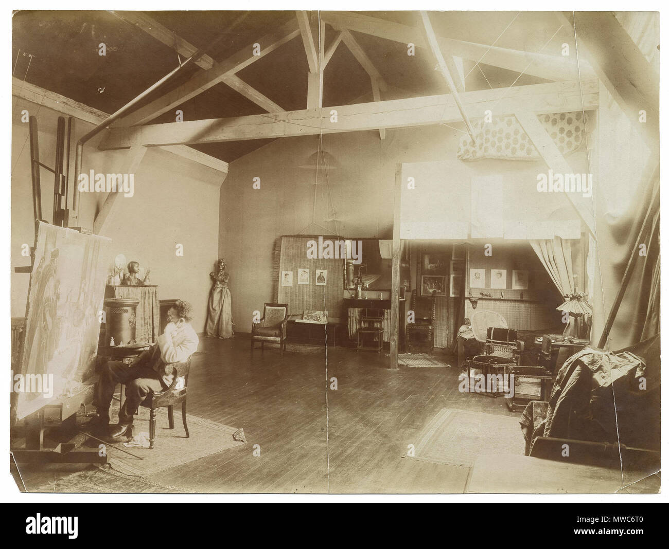 . Description : Tanner dans son studio à Paris. Henry Ossawa Tanner, 1859-1937, Créateur/photographe : photographe non identifié : Moyen d'impression photographique noir et blanc Dimensions : 17 cm x 23 cm Date : ch. 1920 Les polluants URL :  <a href ='http://photography.si.edu/SearchImage.aspx ?id =5624' >http://photography.si.edu/SearchImage.aspx ?id =5624 </a > référentiel :  <a href ='http://www.aaa.si.edu/' >Archives d'Art Américain </a > Collection : Henry Ossawa Tanner papers, 1860s-1978 numéro d'Accession : aaa tannhenr 5891 . vers 1920. Smithsonian Institution 273 Henry Ossawa Tanner dans son studio Banque D'Images