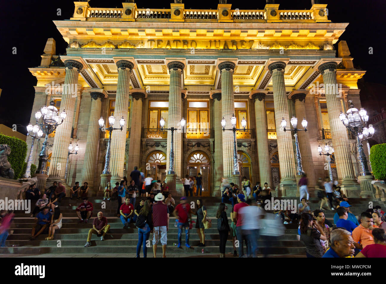 Tourist sur les marches de la nuit au Théâtre Juarez - Guanajuato, Mexique Banque D'Images