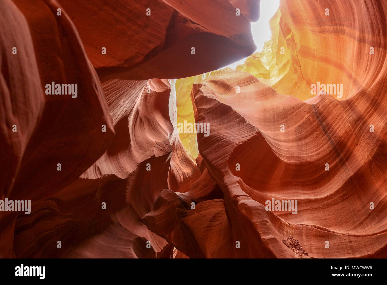 L'intérieur de grès Antelope Canyon semble étincelle dans la lumière du soleil Banque D'Images