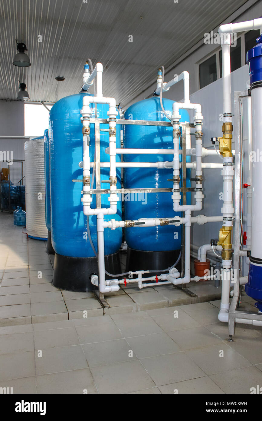 Système d'osmose inverse - l'installation de membrane industrielle  périphériques à la purification de l'eau potable : Pompes, canalisations,  réservoirs, etc Photo Stock - Alamy