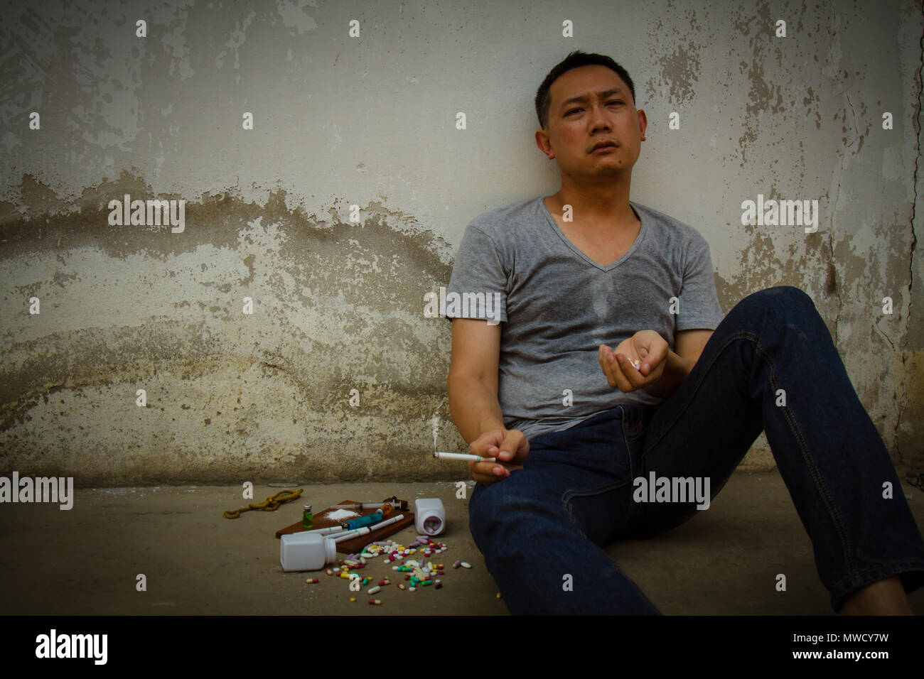 L'homme en Asie cigarette est triste et la douleur en problème de toxicomanie. La Journée mondiale sans tabac, le 31 mai. Banque D'Images