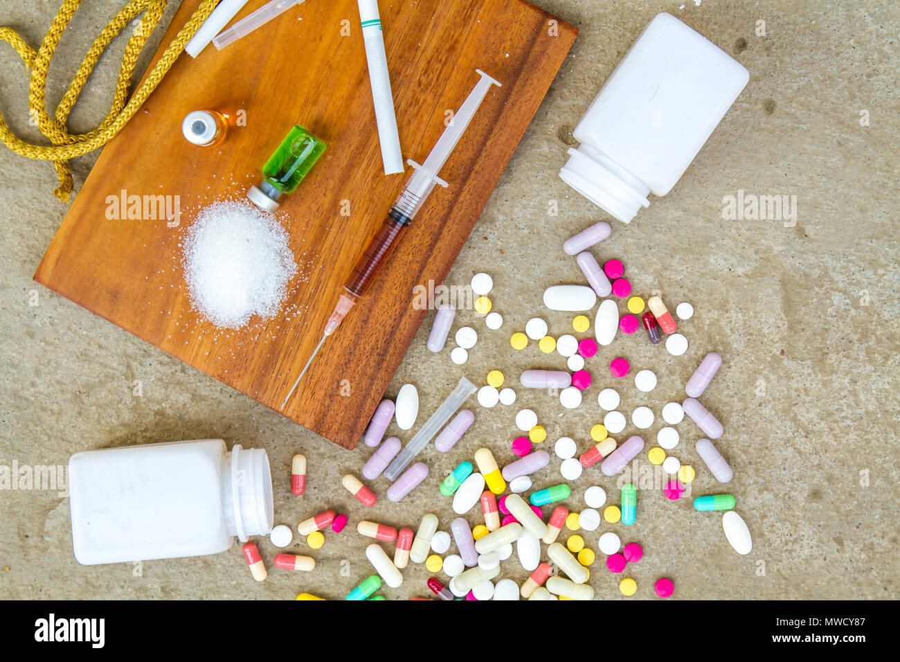 Les drogues et la toxicomanie, drogue, cigarettes avec seringue et corde. vue d'en haut. Banque D'Images