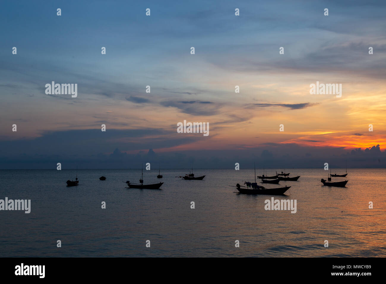 Coucher du soleil à la mer et bateau avec copie espace à Lao Chao Beach, Thaïlande, Province de Chanthaburi. Banque D'Images