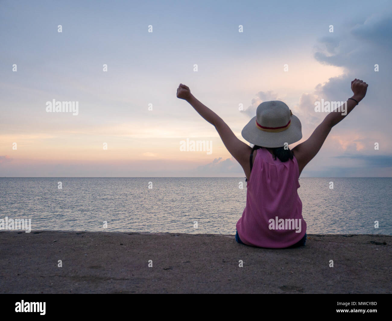 Asie teenage girl smiling contexte coucher du soleil à la mer avec l'exemplaire de l'espace. Banque D'Images