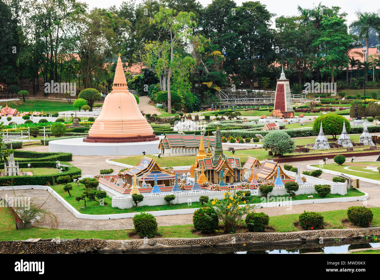 PATTAYA, THAÏLANDE - Décembre 27, 2014 : Avis de grand complexe de palais et Wat Phra Kaew dans Mini Siam Park. Mini Siam est un célèbre parc miniature attracti Banque D'Images