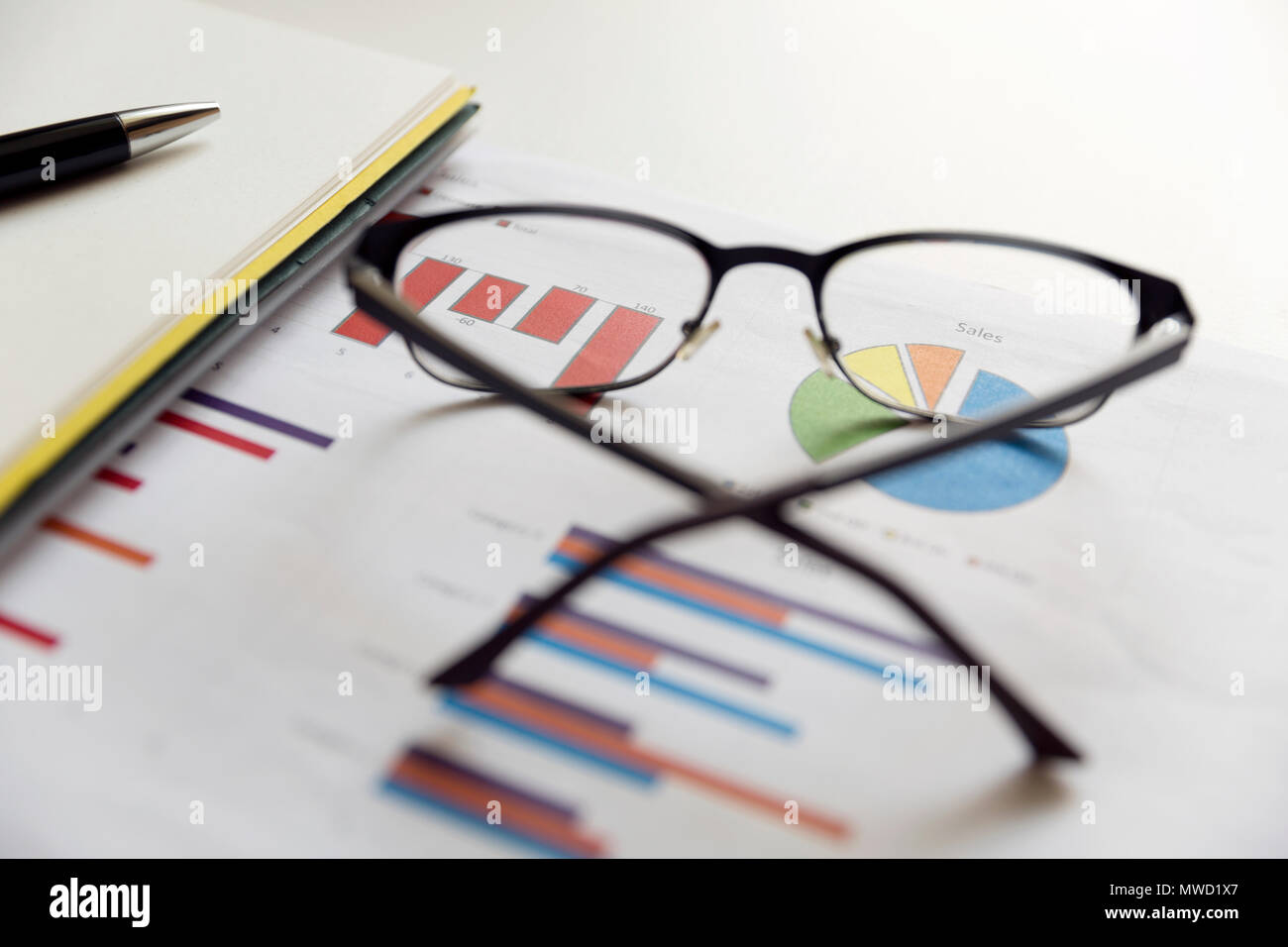 Scène de bureau : graphiques et tableaux financiers. Concept de données financières Banque D'Images