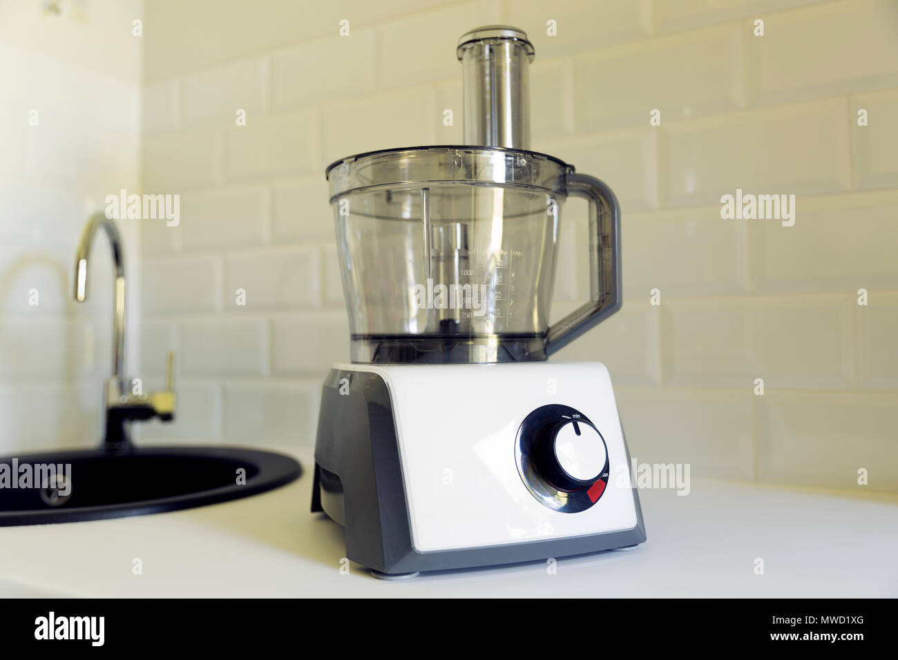 L'alimentation électrique sur le processeur, d'un évier de cuisine sur l'arrière-plan. La cuisine facile et rapide, cuisine concept applience Banque D'Images