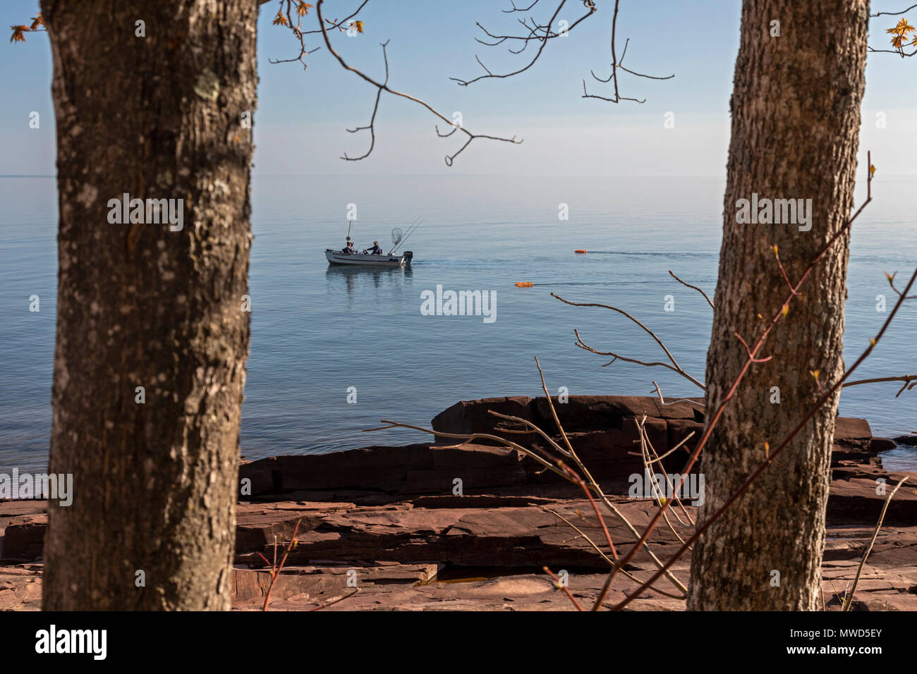 Ontonagon, Michigan - un petit bateau de pêche sur le lac Supérieur au montagnes Porcupine Wilderness State Park. Banque D'Images