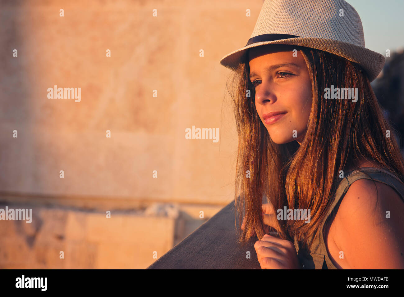 Gros plan d'une gentille petite fille avec chapeau Photo Stock - Alamy