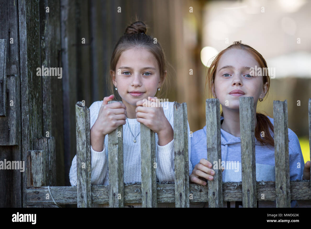 Deux jeunes filles soeurs à l'extérieur. Les portraits. Banque D'Images