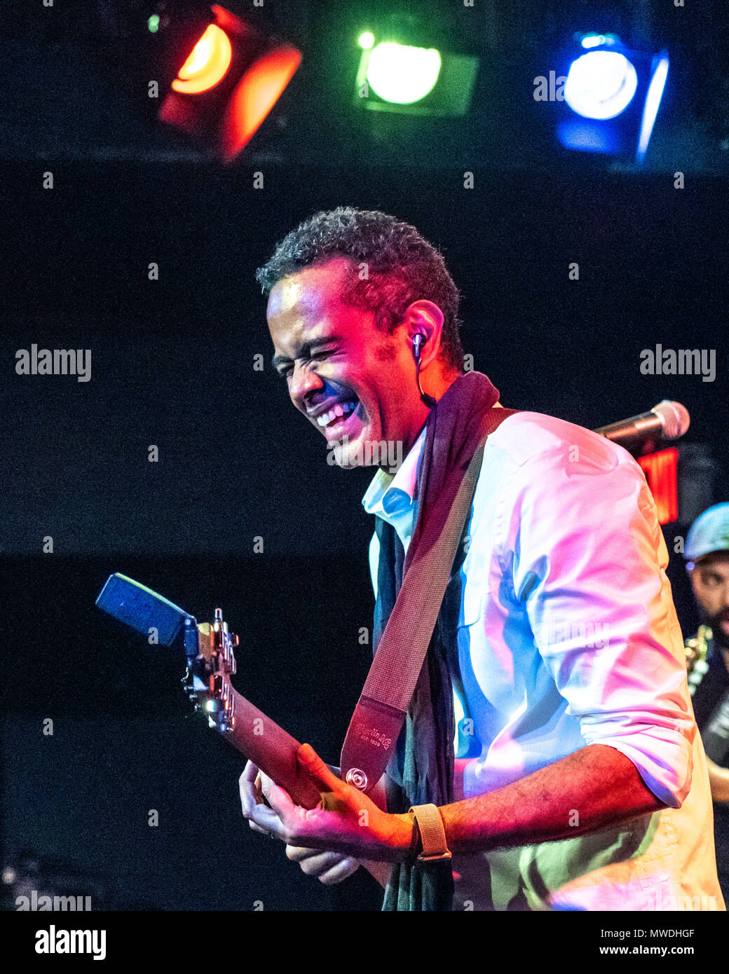 New York, États-Unis, 31 mai 2018. Musicien brésilien Jair Oliveira chante et joue de la guitare pendant son concert à New York. La performance de Oliveira a fait partie d'LatiNew Music, une toute nouvelle série d'événements et concerts dédiés à combler le fossé entre la musique latine et brésilienne. Photo par Enrique Shore Banque D'Images