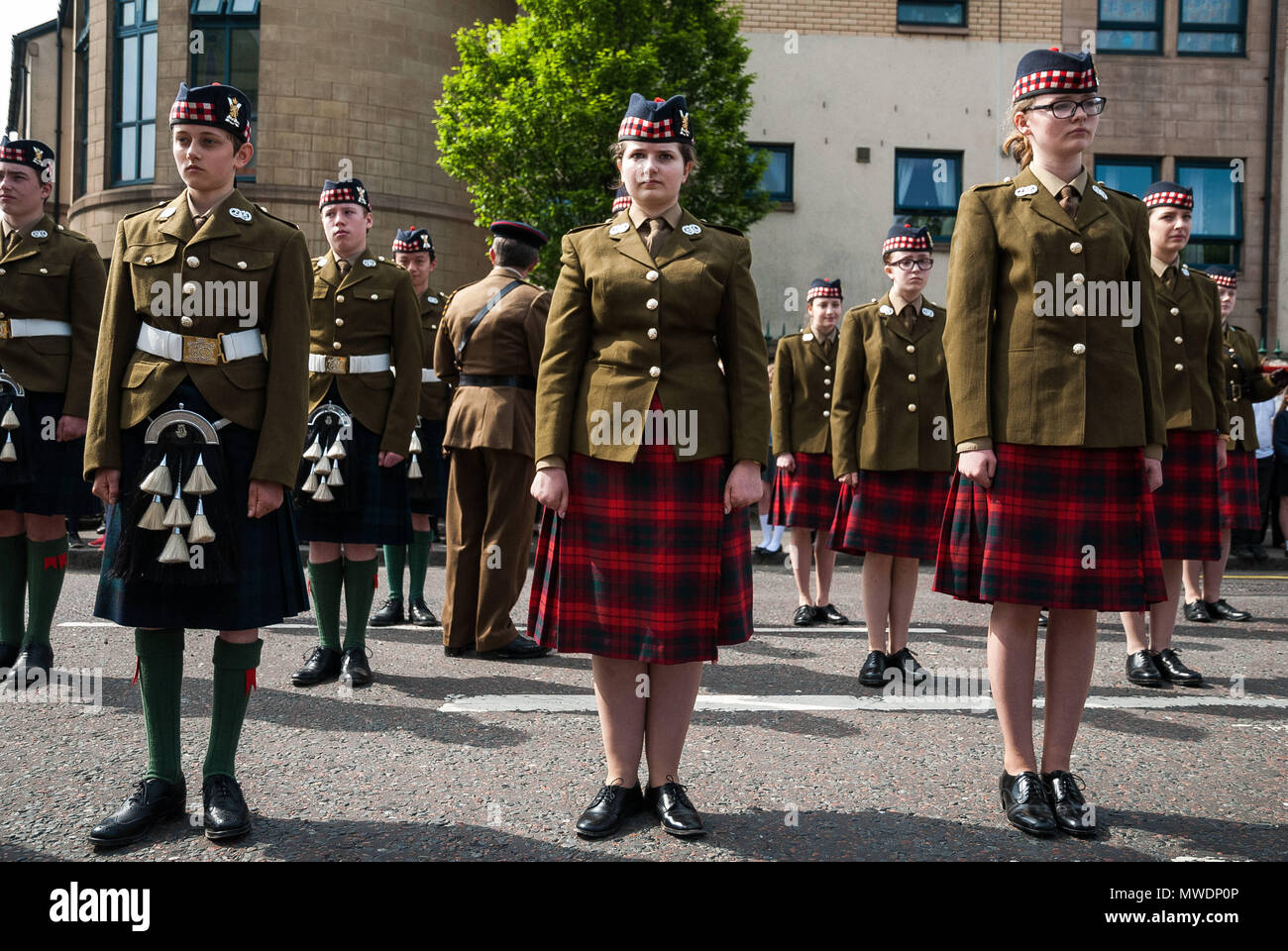 La Broye, Alloa, UK. 1er juin 2018. Une photo de groupe d'un mâle et de deux élèves officiers féminins en parade pendant l'événement.Alloa montre son soutien de l'armée britannique dans le cadre de la Journée des Forces armées britanniques, cette année marque également le 100e anniversaire de la fin de la WW1 et la 100e année de la Royal Air Force. Crédit : Stewart Kirby/SOPA Images/ZUMA/Alamy Fil Live News Banque D'Images