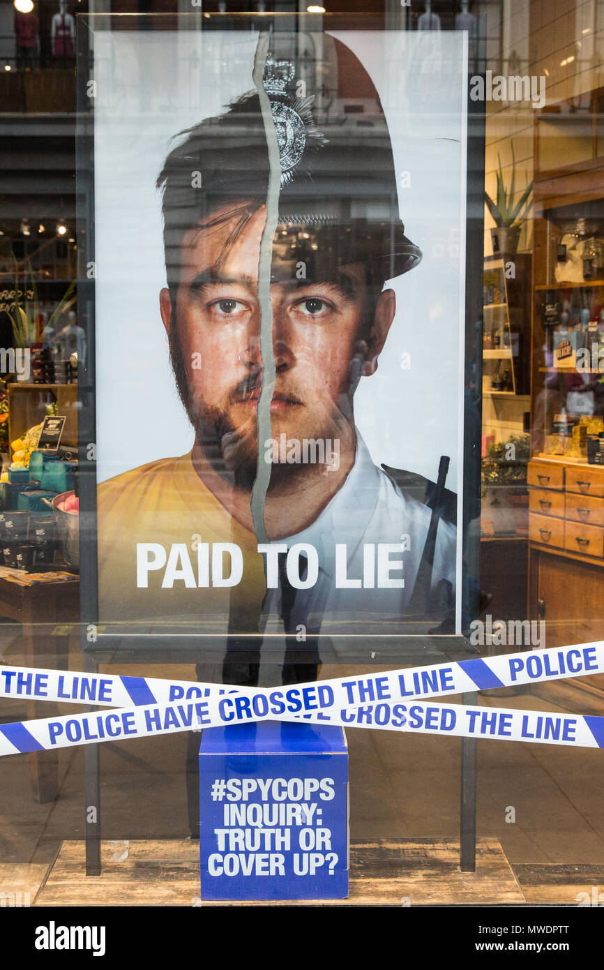 Londres, Royaume-Uni. 1er juin 2018. Une vitrine de l'affichage à l'Oxford Street de la direction générale de l'entreprise de cosmétiques Lush fait partie de sa campagne visant à attirer l'attention sur la police secrète en cours, ou des flics "espion", scandale. Une enquête publique a été créée en 2015 pour enquêter sur les allégations d'actes répréhensibles par les agents d'infiltration qui avait infiltré les groupes d'activistes en Angleterre et au Pays de Galles, mais de nombreux participants n'ont pas confiance dans cette enquête. Credit : Mark Kerrison/Alamy Live News Banque D'Images