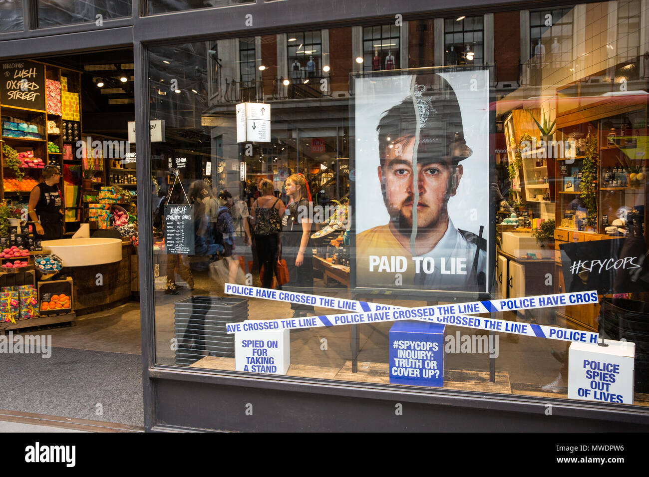 Londres, Royaume-Uni. 1er juin 2018. Une vitrine de l'affichage à l'Oxford Street de la direction générale de l'entreprise de cosmétiques Lush fait partie de sa campagne visant à attirer l'attention sur la police secrète en cours, ou des flics "espion", scandale. Une enquête publique a été créée en 2015 pour enquêter sur les allégations d'actes répréhensibles par les agents d'infiltration qui avait infiltré les groupes d'activistes en Angleterre et au Pays de Galles, mais de nombreux participants n'ont pas confiance dans cette enquête. Credit : Mark Kerrison/Alamy Live News Banque D'Images