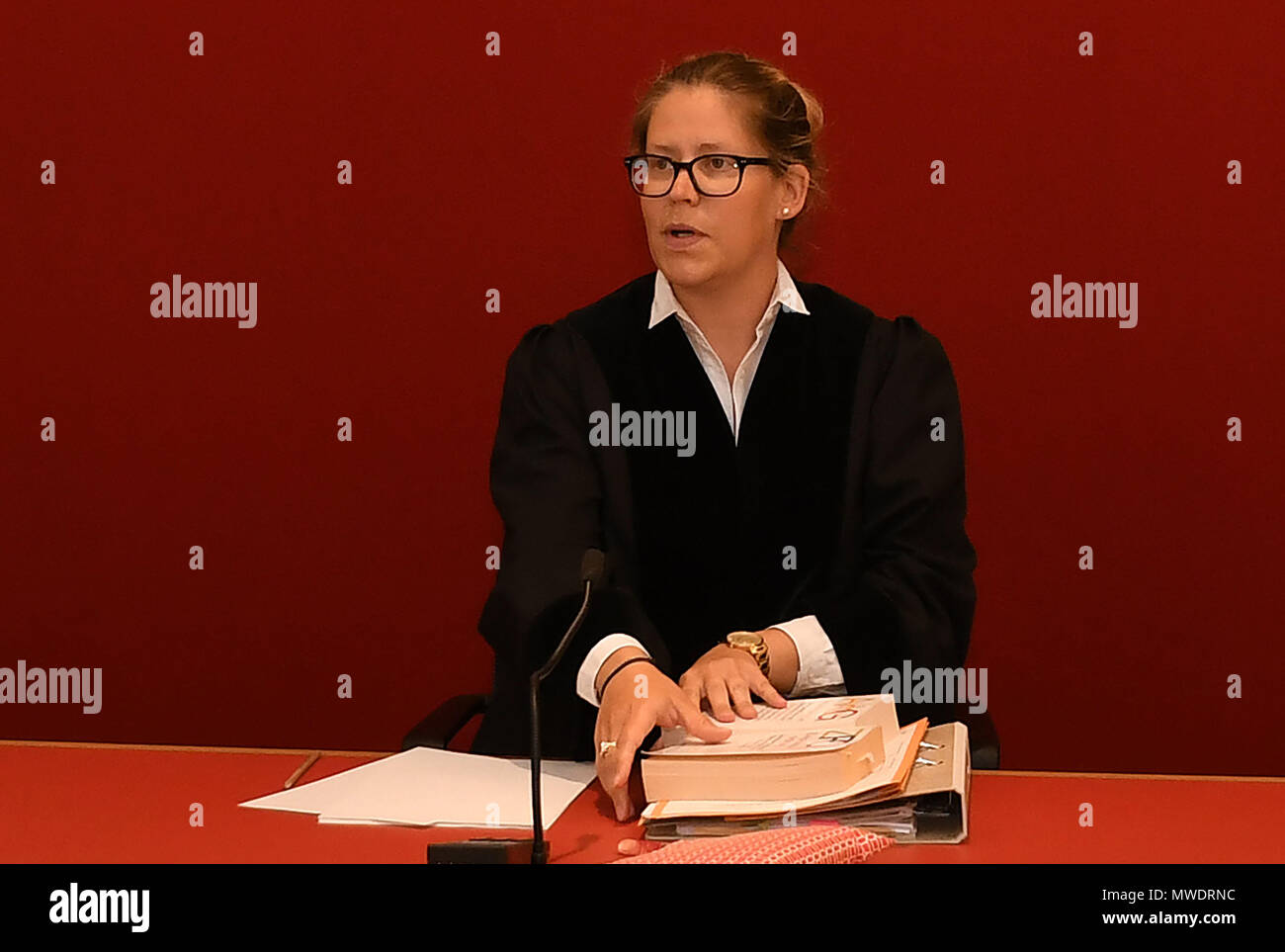 01 juin 2018, l'Allemagne, Bremen : Sabrina Staack juge ouvre une audience de conciliation au tribunal du travail et de l'emploi. Un traducteur est sueing son ancien employeur BAMF, l'Office allemand pour la migration et les réfugiés, pour mettre fin à son emploi. Le demandeur a lui-même ne s'est pas présenté au tribunal. Photo : Carmen Jaspersen/dpa Banque D'Images