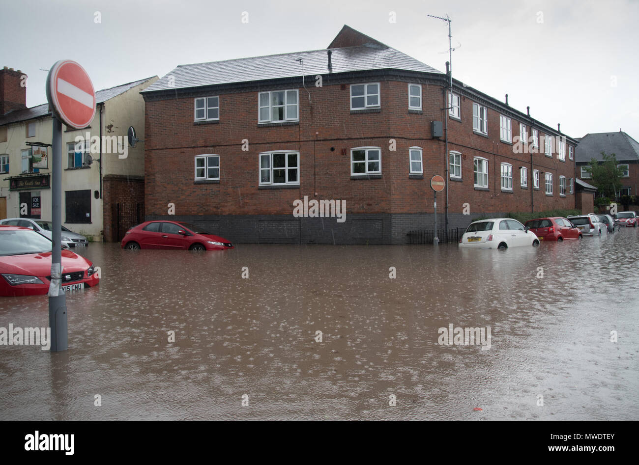 Shrewsbury, Shropshire, au Royaume-Uni. 1er juin 2018. Voitures dans Coleham Head près de Shrewsbury town centre et la rivière Severn sont submergées après un horrible flash flood cet après-midi. Crédit : Richard Franklin/Alamy Live News Banque D'Images