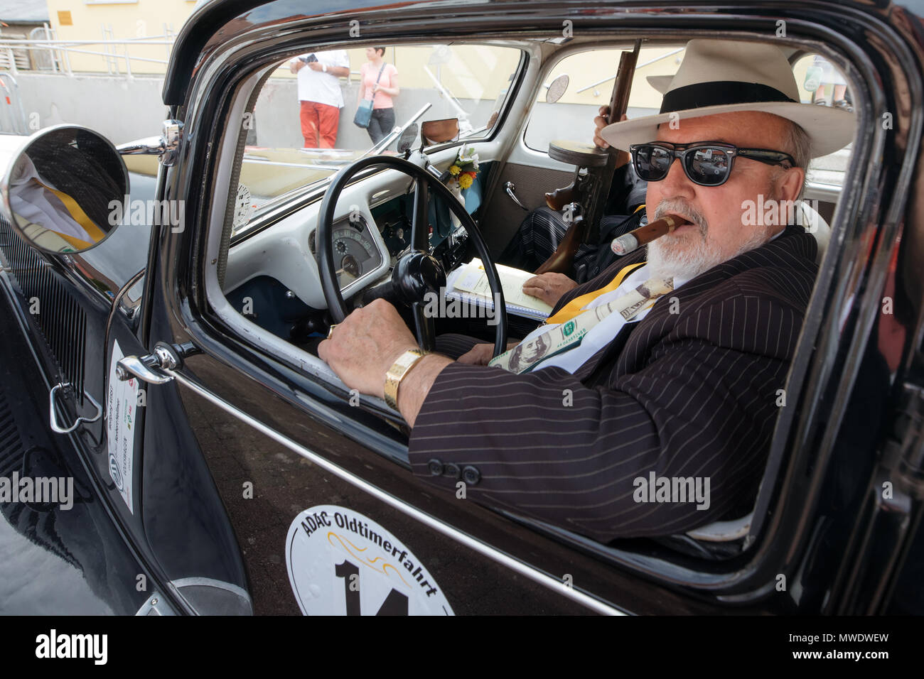 01 juin 2018, l'Allemagne, Wechmar : Wolfgang Kerst, vêtu comme gangster Al Capone, est assis à l'intérieur d'une voiture classique du modèle Citroën 11 B, participant à la voiture classique d''Hesse-Thuringia. Photo : Arifoto Ug/Michael Reichel/dpa Banque D'Images 01 juin 2018, l'Allemagne, Wechmar : Wolfgang Kerst, vêtu comme gangster Al Capone, est assis à l'intérieur d'une voiture classique du modèle Citroën 11 B, participant à la voiture classique d''Hesse-Thuringia. Photo : Arifoto Ug/Michael Reichel/dpa Banque D'Images