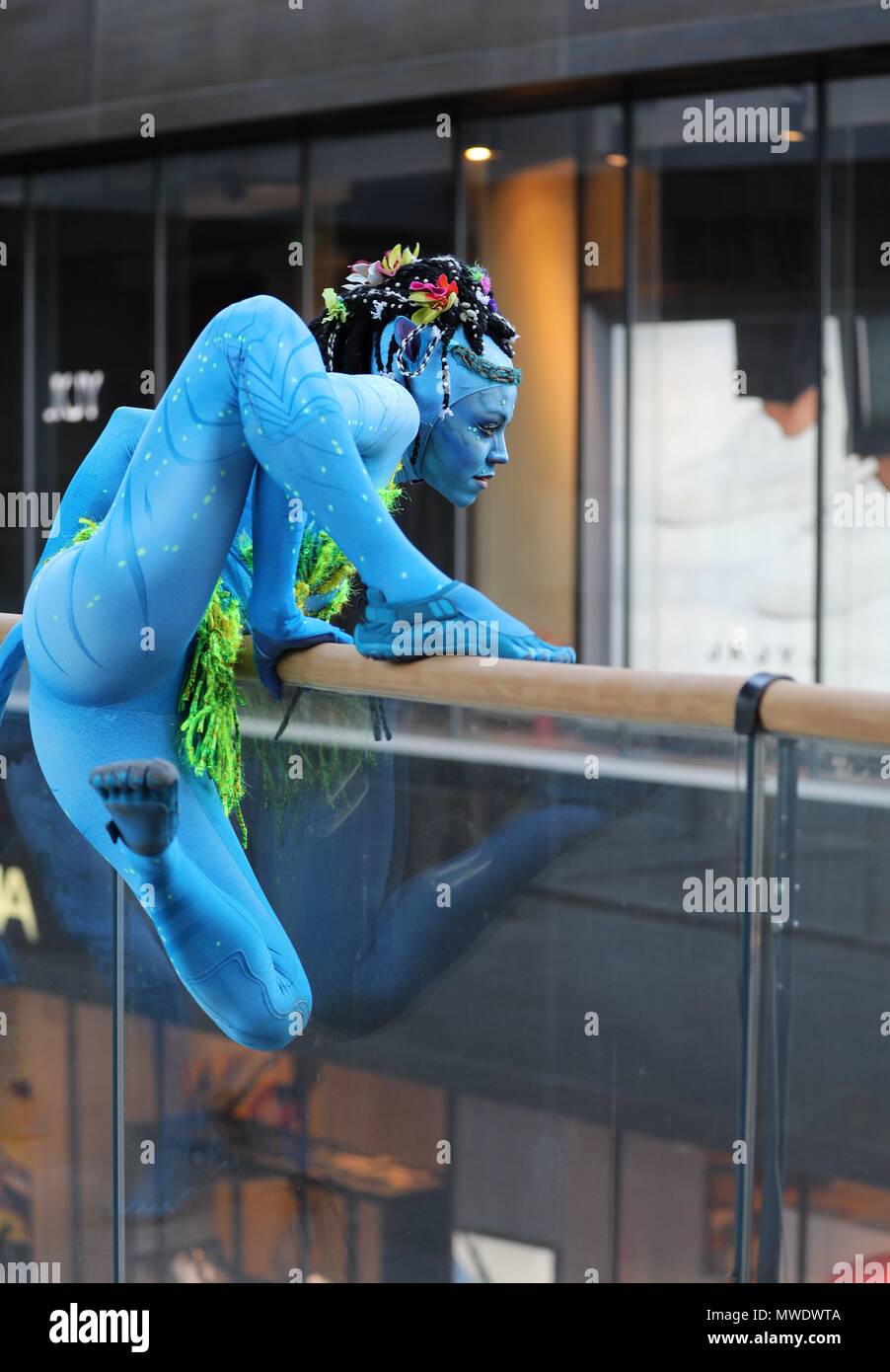 Beijing, Chine. 1er juin 2018. Les cosplayeurs portant des costumes d'Avatar "grimper autour à Sanlitun, Beijing. Crédit : SIPA Asie/ZUMA/Alamy Fil Live News Banque D'Images