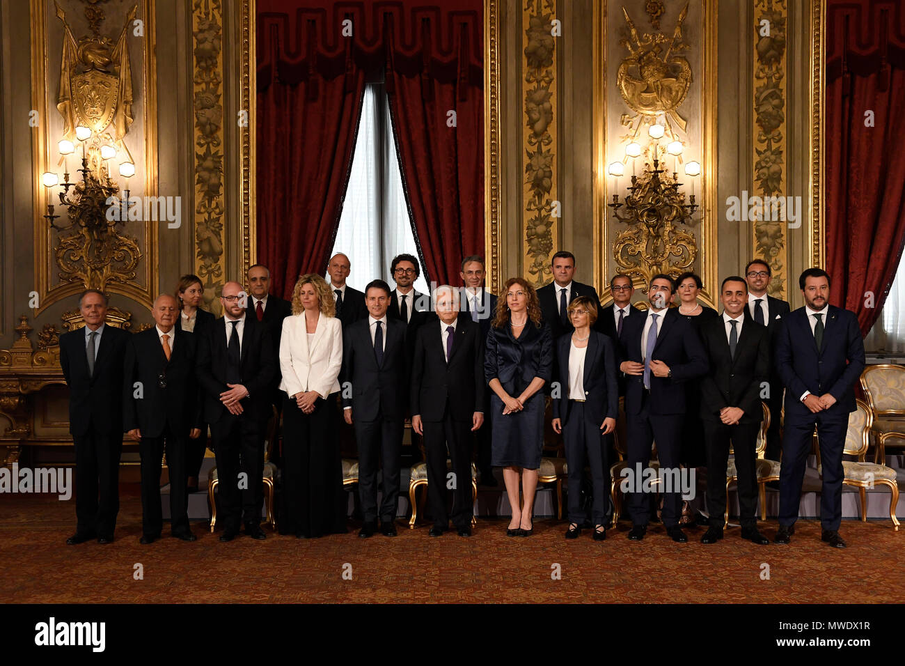 Rome, Italie. 1er juin 2018. Le président italien Sergio Mattarella (C) avant, pose avec les membres du nouveau cabinet après la prestation de serment au Palais du Quirinal à Rome, Italie, 1 juin 2018. Le nouveau gouvernement du premier ministre Giuseppe Conte a officiellement pris ici vendredi, mettant fin à l'impasse d'une durée depuis début mars vote non concluant. Credit : Alberto Lingria/Xinhua/Alamy Live News Banque D'Images